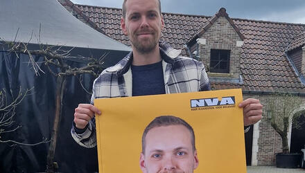 Stijn Janssens met zijn campagne affiche